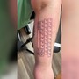 Una tastiera tatuata sul braccio, l'idea geniale di una mamma per parlare con il figlio autistico Una tastiera tatuata sul braccio, l'idea geniale di una mamma per parlare con il figlio autistico