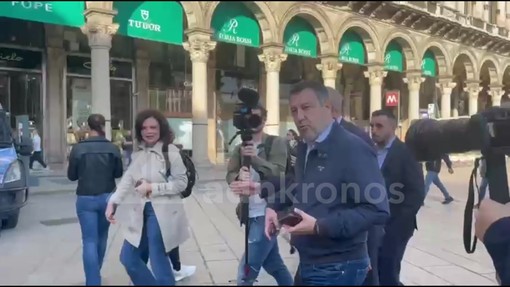 Guerriglia Milano, Salvini in Duomo per ringraziare forze dell'ordine