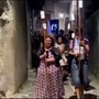 Prima processione digitale in Italia, il santo è uno schermo e i lumini sono smartphone Prima processione digitale in Italia, il santo è uno schermo e i lumini sono smartphone