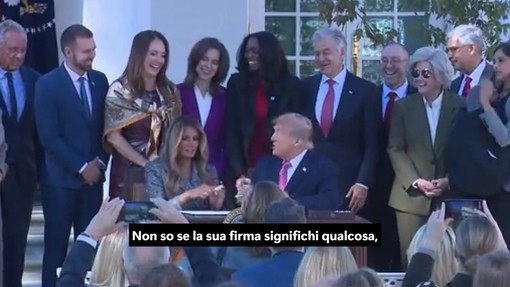 Trump invita Melania a firmare un ordine esecutivo, ma la frase diventa un boomerang sul web