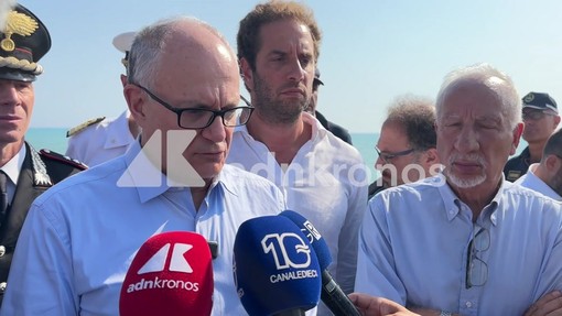 Al via demolizione stabilimenti a Ostia, Gualtieri: "Restituiremo spiagge ai cittadini"
