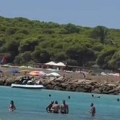 Sardegna, nuovo sbarco di migranti tra i bagnanti dopo l'incidente a Su Giudeu