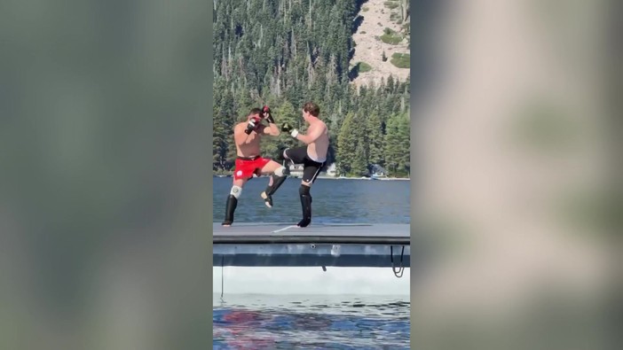 Mark Zuckerberg sfida il campione di arti marziali in mezzo a un lago, il video del combattimento