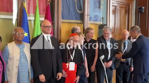 La strana coppia, Sharon Stone e Romano Prodi in Campidoglio tra sorrisi e complicità La strana coppia, Sharon Stone e Romano Prodi in Campidoglio tra sorrisi e complicità
