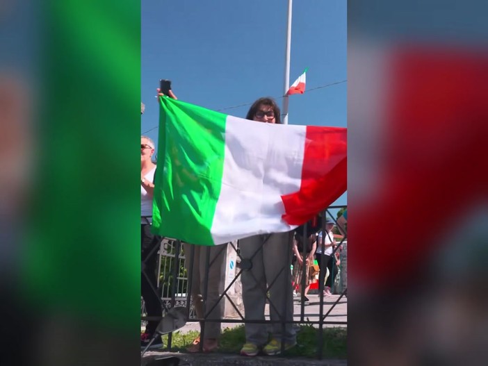 Bagno di folla per Meloni al raduno degli alpini Bagno di folla per Meloni al raduno degli alpini