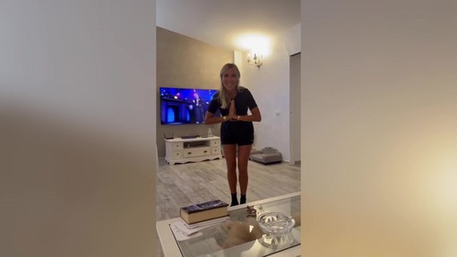 Ballando con le stelle, Noemi Bocchi imita il 'moonwalk'. L'ironia di Totti: "Ma che ti sei operata all'anca?" Ballando con le stelle, Noemi Bocchi imita il 'moonwalk'. L'ironia di Totti: "Ma che ti sei operata all'anca?"