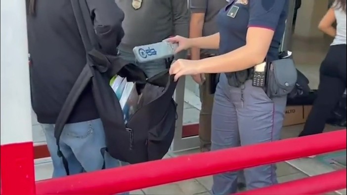 Roma, controlli di polizia con metal detector in una scuola a Tor Bella Monaca