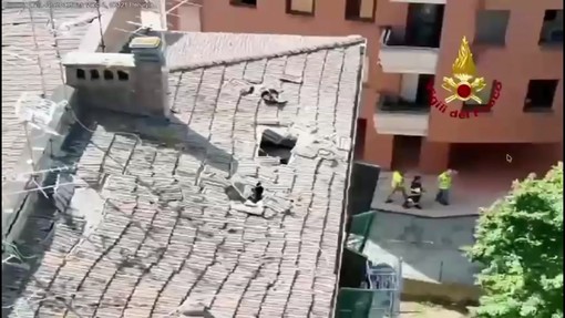 Esplosione all'ultimo piano di un palazzo a Perugia, crolla il tetto