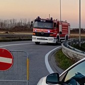 Emergenza chimica per una perdita da cisterna in un’azienda di Cerano