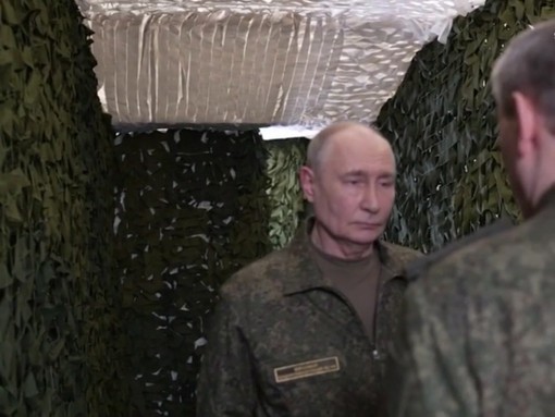 Putin e l'incontro in prima linea con i generali, uno show girato in studio? Putin e l'incontro in prima linea con i generali, uno show girato in studio?