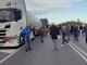 Ex Ilva Taranto, gli operai continuano a bloccare le strade: le immagini della lunga coda sulla statale