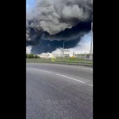 Ucraina colpisce la raffineria di Mosca, l'attacco con droni tra le auto Ucraina colpisce la raffineria di Mosca, l'attacco con droni tra le auto