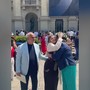 BigMama si laurea, l'abbraccio alla mamma e al papà dopo la proclamazione
