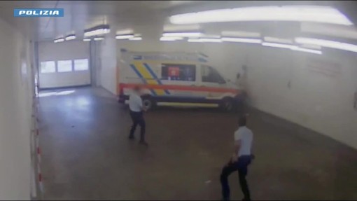 Spari contro fuggitivo al pronto soccorso di Prato, il filmato: dall'attacco con l'estintore alla fuga in manette Spari contro fuggitivo al pronto soccorso di Prato, il filmato: dall'attacco con l'estintore alla fuga in manette
