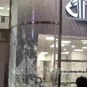 Guerriglia a Milano, assalto a negozio in San Babila: vetrine rotte a colpi di mazza Guerriglia a Milano, assalto a negozio in San Babila: vetrine rotte a colpi di mazza