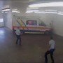 Spari contro fuggitivo al pronto soccorso di Prato, il filmato: dall'attacco con l'estintore alla fuga in manette Spari contro fuggitivo al pronto soccorso di Prato, il filmato: dall'attacco con l'estintore alla fuga in manette