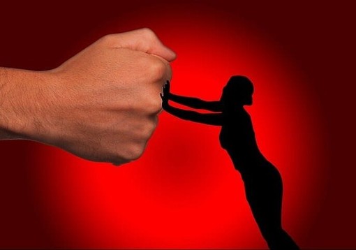 Insegue la ex da Trecate a Milano e l’aggredisce: arrestato 31enne