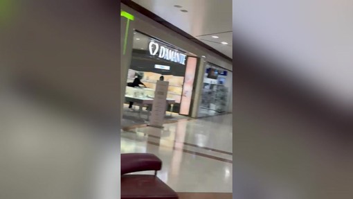 Rapina in gioielleria con armi a salve e fumogeni a Novate Milanese, i video girati nel centro commerciale