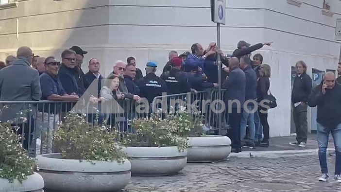 Tensione al Ghetto di Roma, Brigata ebraica insulta Anpi: "Fate schifo, vergogna" Tensione al Ghetto di Roma, Brigata ebraica insulta Anpi: "Fate schifo, vergogna"