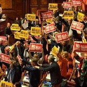 Legge elettorale, via libera del Senato. Protesta delle opposizioni in Aula Legge elettorale, via libera del Senato. Protesta delle opposizioni in Aula
