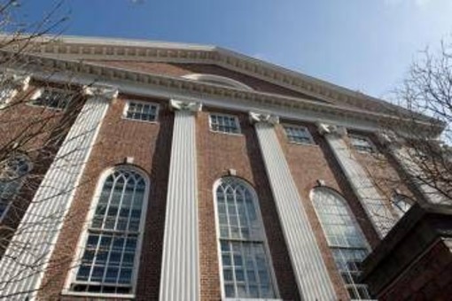 Usa, governo pronto ad annullare tutti i contratti federali con Harvard. E l'ateneo risponde a Trump