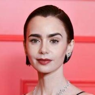 Lily Collins è 'Emily in Paris': "L'amore vero? Nella stagione 5 lo trova in sé stessa"