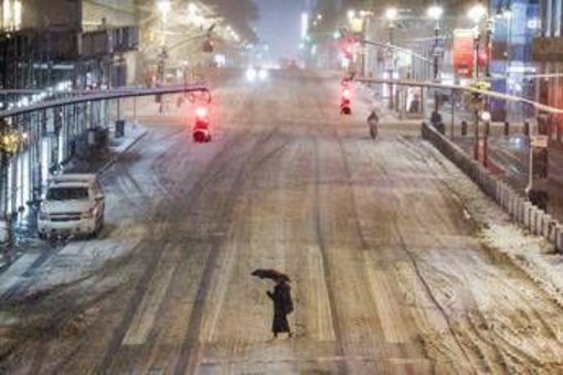 Tempesta di neve negli Usa, 5mila voli cancellati: a New York strade e ponti chiusi