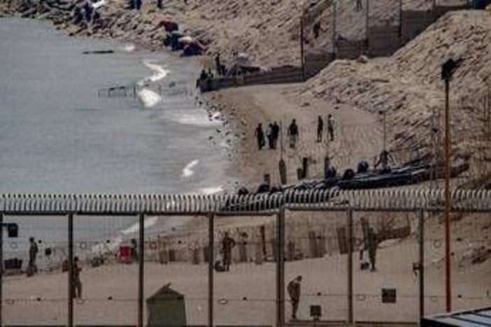 Migranti, Parlamento europeo condanna regolarizzazione Spagna: "Più protezione frontiere" Migranti, Parlamento europeo condanna regolarizzazione Spagna: "Più protezione frontiere"