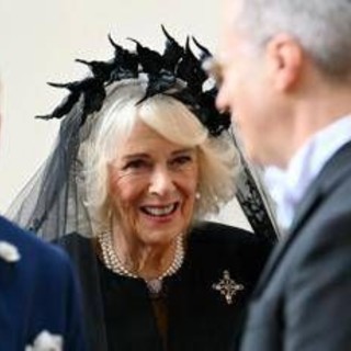 Camilla in nero in Vaticano, il velo firmato Philip Treacy nel segno della tradizione Camilla in nero in Vaticano, il velo firmato Philip Treacy nel segno della tradizione