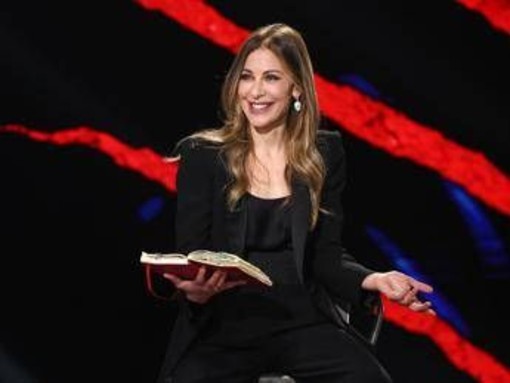 Belve torna in onda, Amanda Lear e Micaela Ramazzotti tra gli ospiti della puntata di domani Belve torna in onda, Amanda Lear e Micaela Ramazzotti tra gli ospiti della puntata di domani