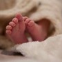 Roma, bimbo 4 mesi trovato privo di sensi dai genitori muore all'arrivo in ospedale