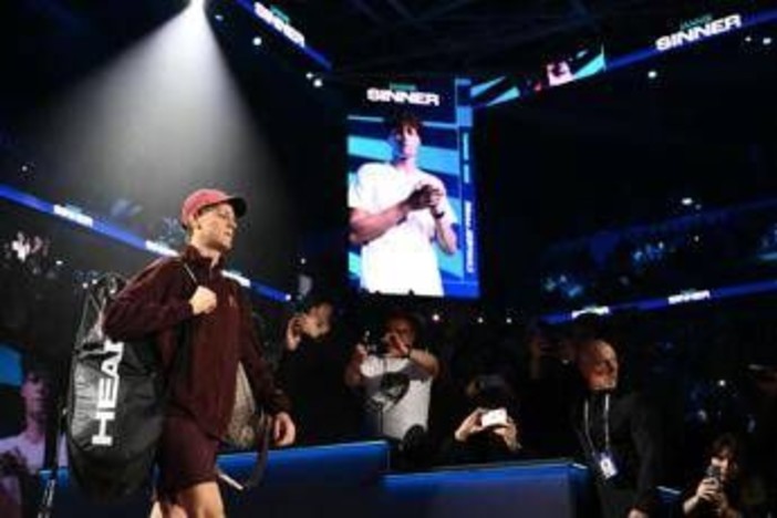 Carote, parrucche e... 'proposta di matrimonio': dentro il debutto di Sinner alle Atp Finals