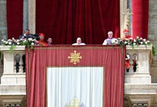 Papa Francesco si affaccia per benedizione Urbi et Orbi, l'applauso dei fedeli