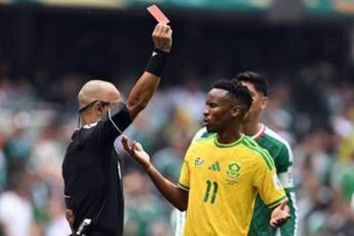 Messico-Sudafrica, piovono rossi: tre espulsi, caos ai Mondiali