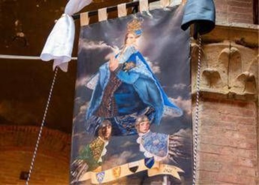 Palio di Siena 16 agosto, il Drappellone fa discutere: polemiche sul volto della Madonna 'androgina' Palio di Siena 16 agosto, il Drappellone fa discutere: polemiche sul volto della Madonna 'androgina'