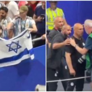 Tifoso sventola bandiera Israele, ct Egitto si infuria e se la prende con un fotografo