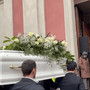 Asti, è il giorno del funerale di Zoe Trinchero: bara bianca coperta di rose