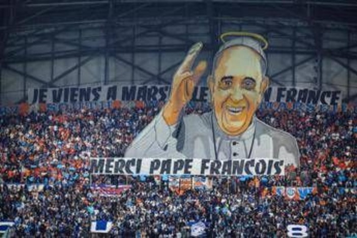 Papa Francesco, l'omaggio del Marsiglia: coreografia da brividi al Velodrome