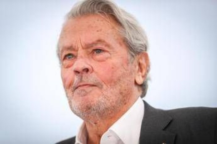 Alain Delon, il figlio minore avvia un'azione legale per annullare il testamento dell'attore