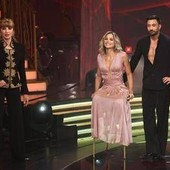 Ballando, tabloid accusa: "Pernice ha toccato Fialdini". La difesa di Carolyn Smith Ballando, tabloid accusa: "Pernice ha toccato Fialdini". La difesa di Carolyn Smith