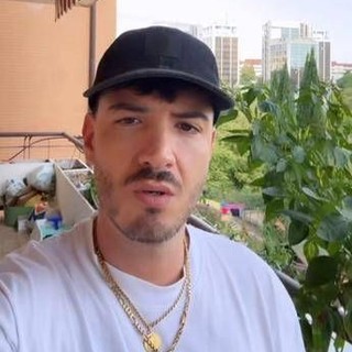 Rapper Gianni Bismark dà appuntamento in centro e ladri gli svuotano casa a Roma