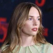 Maya Hawke si è sposata, alla cerimonia i colleghi di 'Stranger Things' - Le immagini