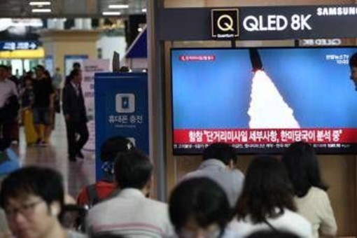 Corea del Nord lancia 10 missili verso il Mar del Giappone: tensione con Usa e Seul