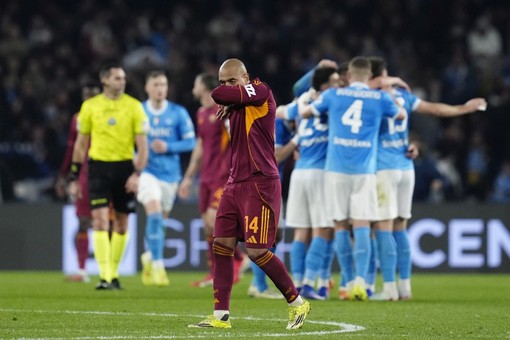 Alla Roma non basta Malen, il Napoli non molla e al Maradona finisce 2-2