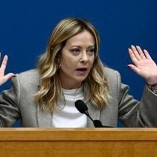 Meloni e la domanda-fiume in conferenza: "Rischiamo di farci linciare"