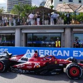 Leclerc vola e la Ferrari sogna, Charles domina libere a Monaco