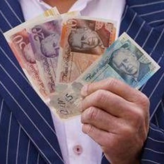 Banconota da 5 sterline di Re Carlo venduta a 2.800: ecco come riconoscerle