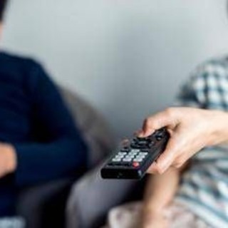 Ascolti tv, 'Montalbano' vince la prima serata. De Martino accorcia le distanze da Scotti
