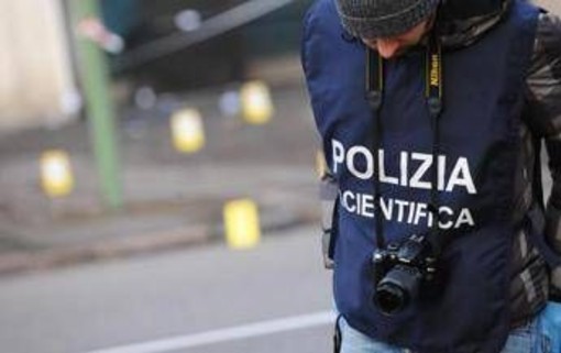 Bologna, 15enne aggredito da due ragazzi: accoltellato a volto e petto