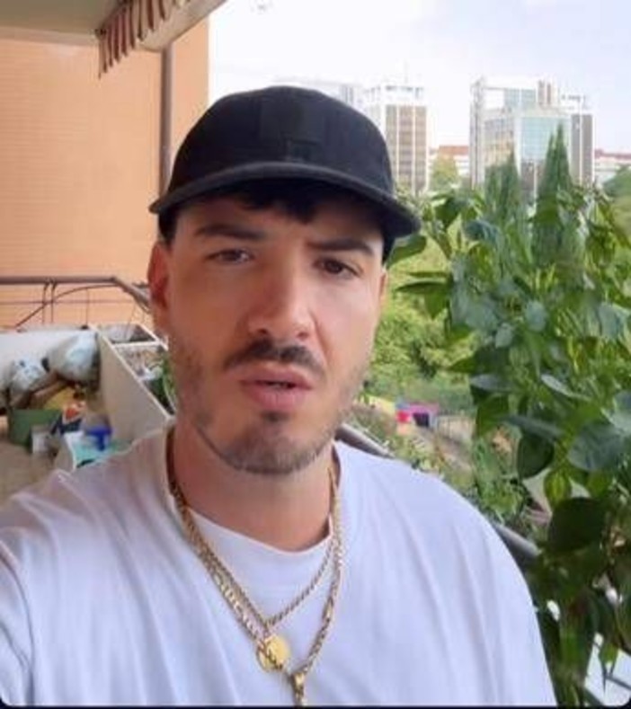 Rapper Gianni Bismark dà appuntamento in centro e ladri gli svuotano casa a Roma Rapper Gianni Bismark dà appuntamento in centro e ladri gli svuotano casa a Roma